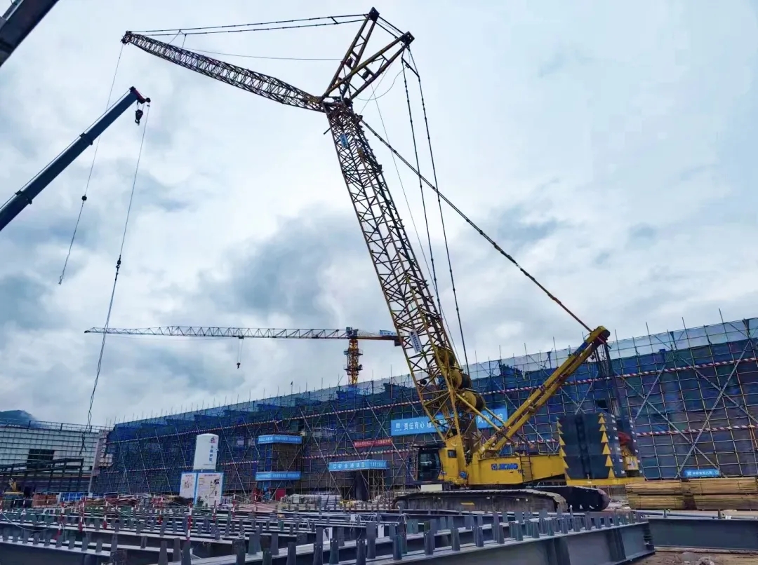 “钢”铁的意志！yl23455永利XGC320履带起重机参建大跨度钢结构工业厂房