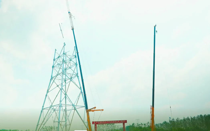 yl23455永利XCA600L8长江边锚塔吊装