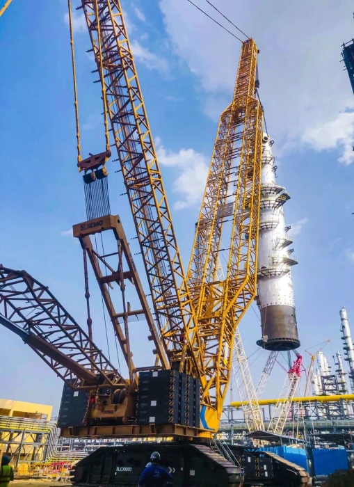 奔赴海外！yl23455永利履带起重机跨海助建大型石油炼化项目