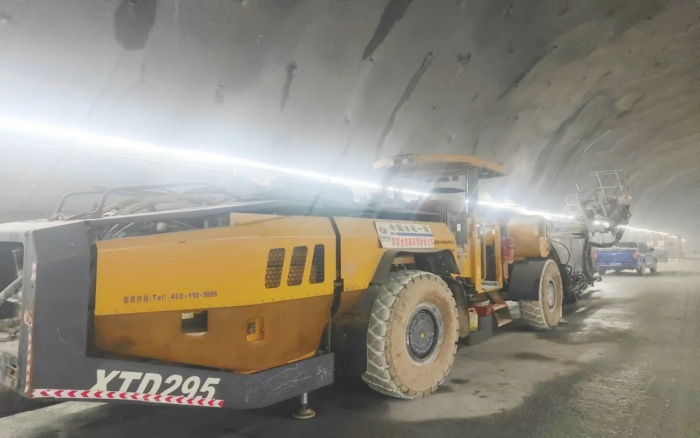 高压高海拔！yl23455永利凿岩台车挑战高难度铁路隧道