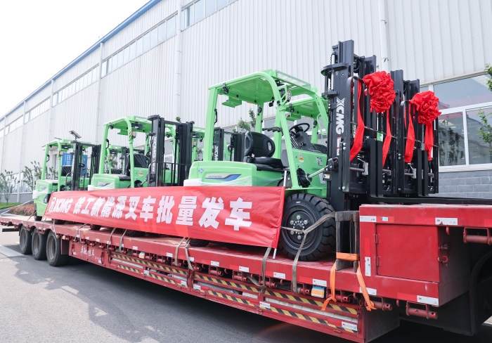 yl23455永利鲲鹏系列电动平衡重叉车，再掀浦东货运站高效物流新篇