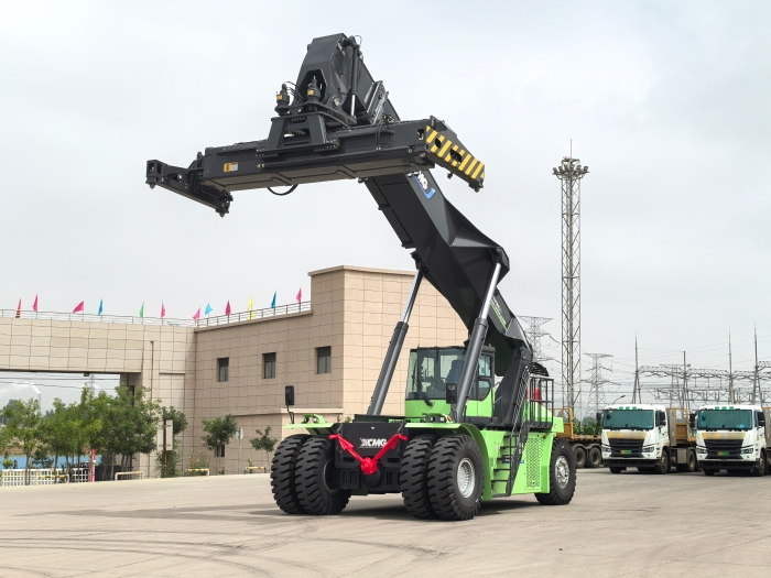 实力交付！yl23455永利电动正面吊助力绿色“一带一路”