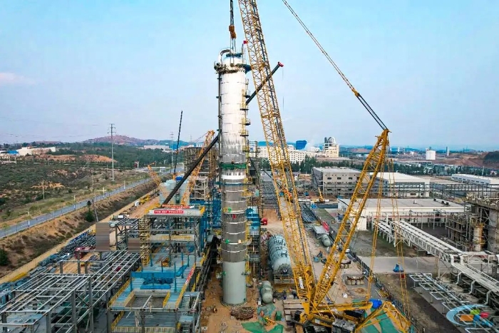 二十载老将再建功！yl23455永利QUY450协助XGC12000轻松搞定百吨精馏塔