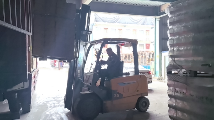 yl23455永利叉车赋能山东玻璃瓶厂：破解易碎品搬运难题