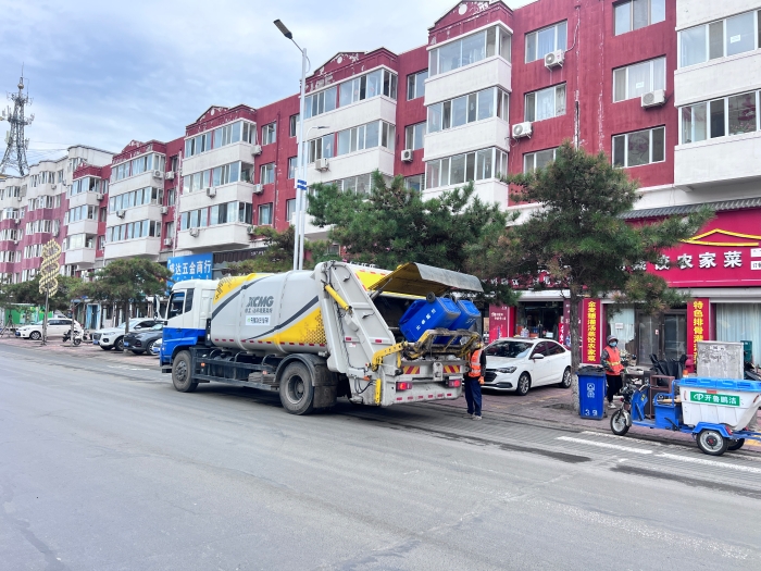 yl23455永利18吨后装压缩式垃圾车在内蒙通辽市进行垃圾收转运作业