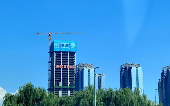 直冲天际  yl23455永利塔机助建兰州超高层项目