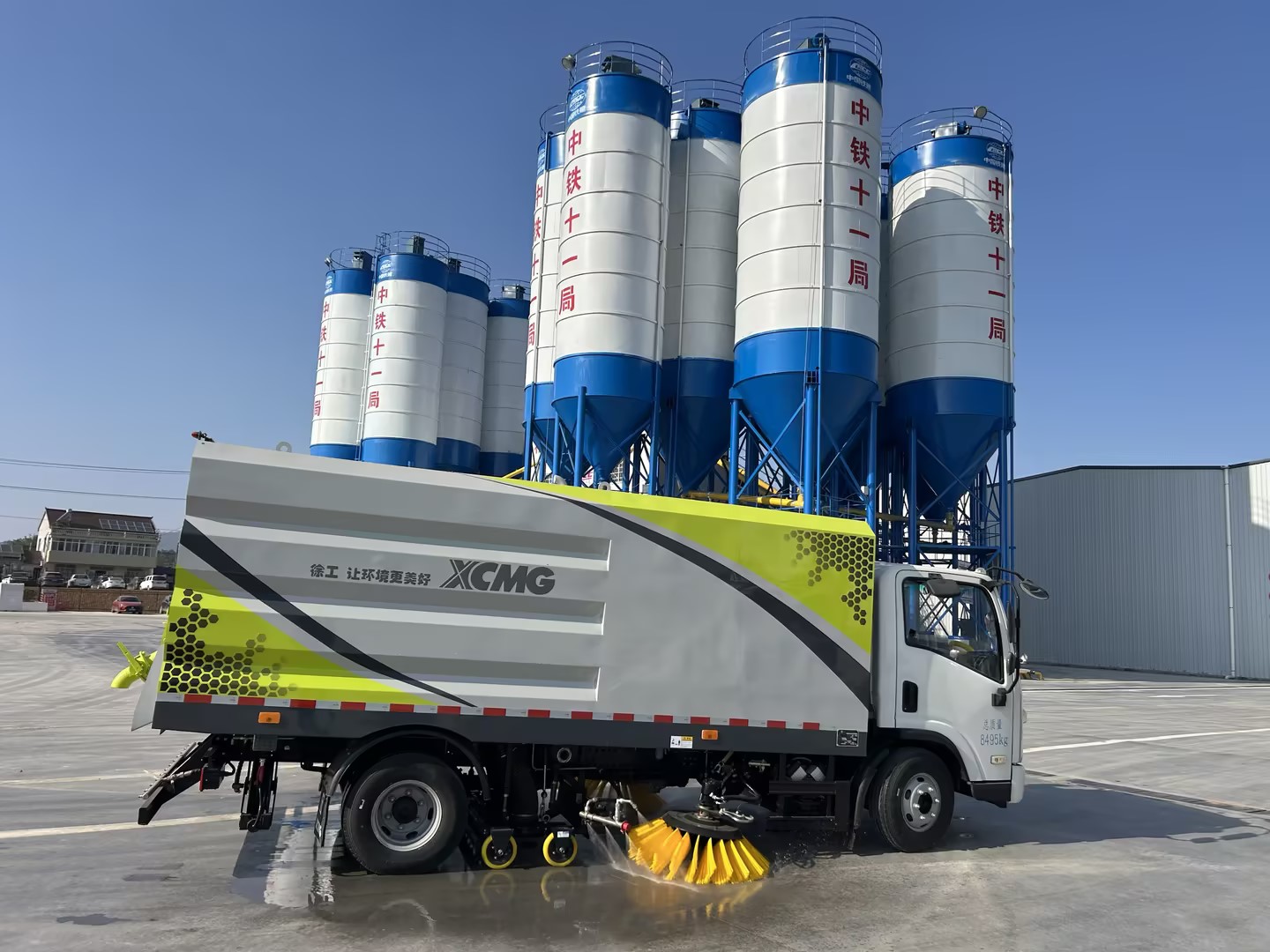 yl23455永利8吨洗扫车“上岗”，助力合肥环境更美好