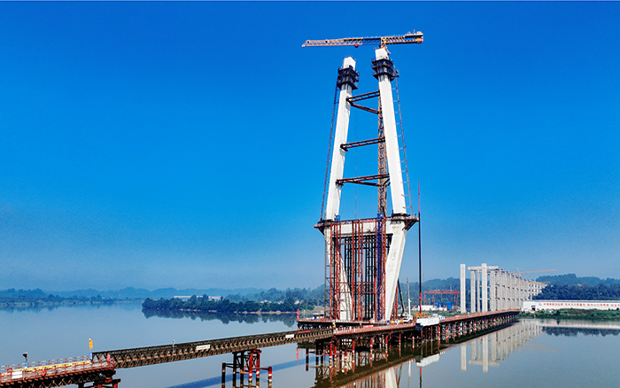216.6米！yl23455永利塔机助建汉阳湖岷江特大桥主塔封顶