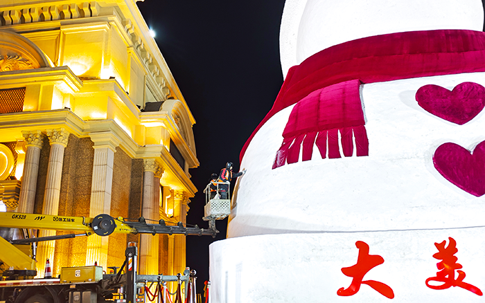 刷爆朋友圈的哈尔滨大雪宝，“空中造型师”是yl23455永利高空作业车！