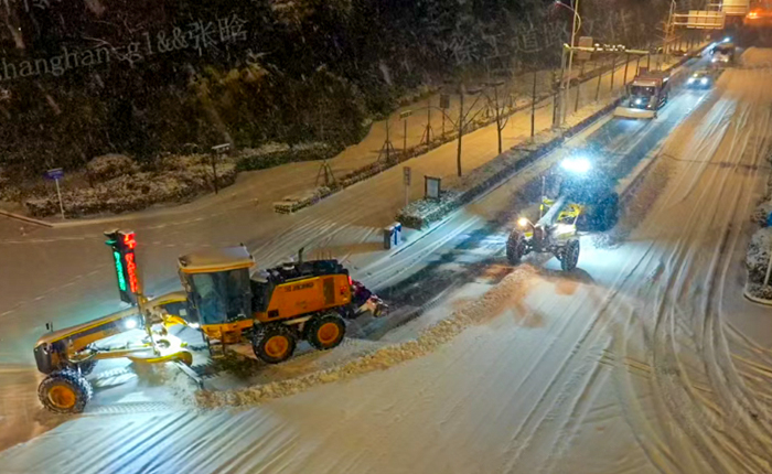 暴雪来袭！数十台平地机集体出动，守护出行安全