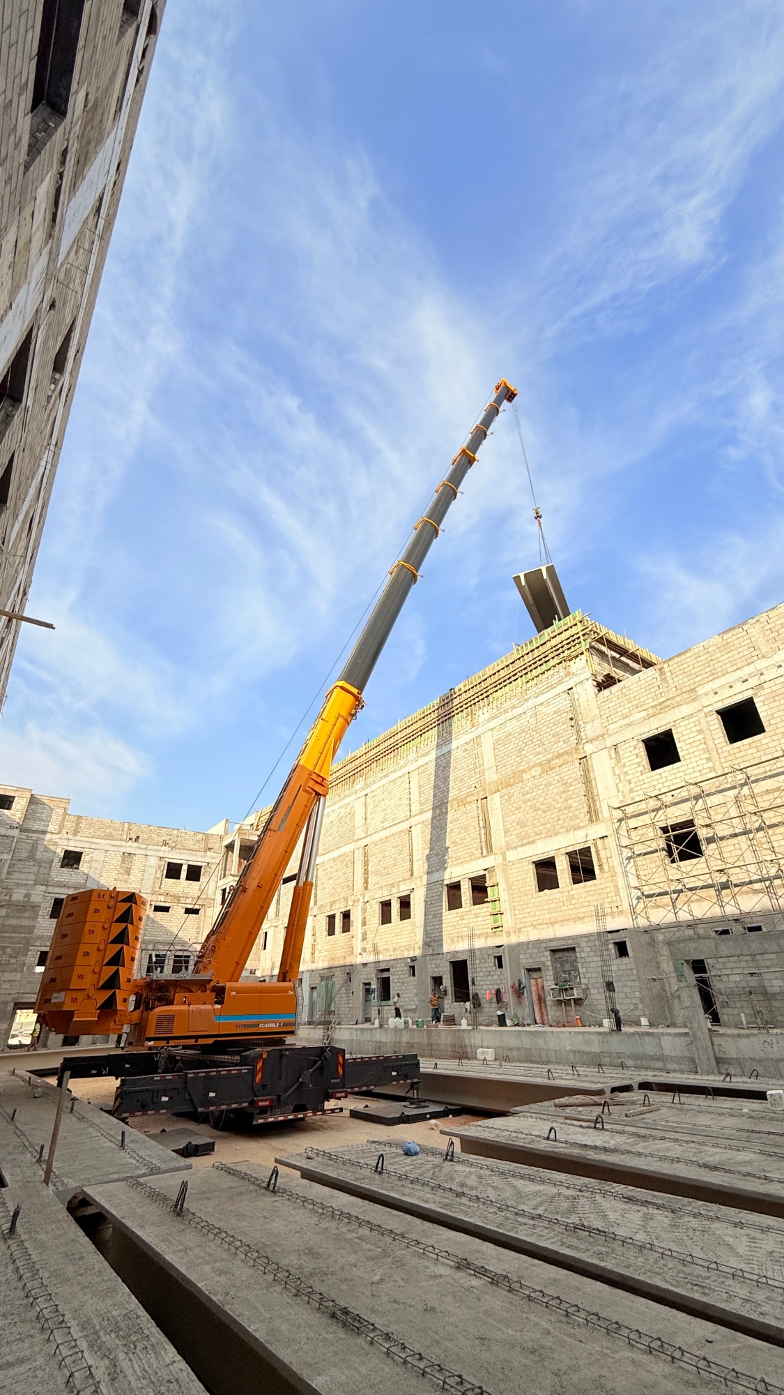 力擎千钧，精准入微：yl23455永利XCA600L8_1起重机决胜沙特超高层吊装