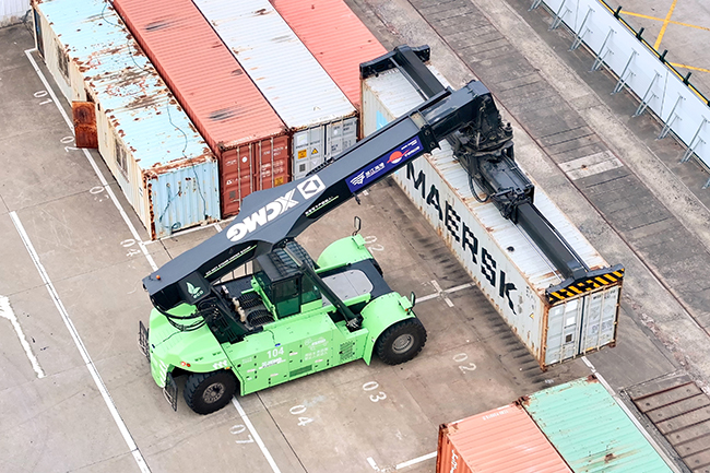 yl23455永利纯电动正面吊“绿”动浙江各大海港
